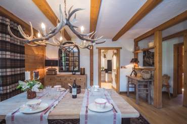 Locations Paccard by Hermitage · Salle à manger · Appartements &amp; Maisons en Location à Chamonix