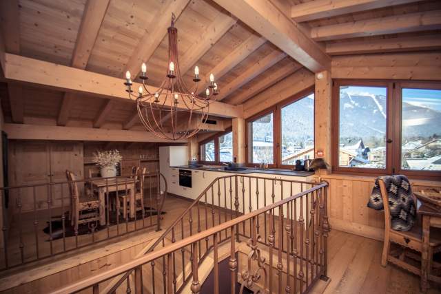 Location Paccard by Hermitage · Salle à Manger· Maison &amp; Appartements au centre de Chamonix