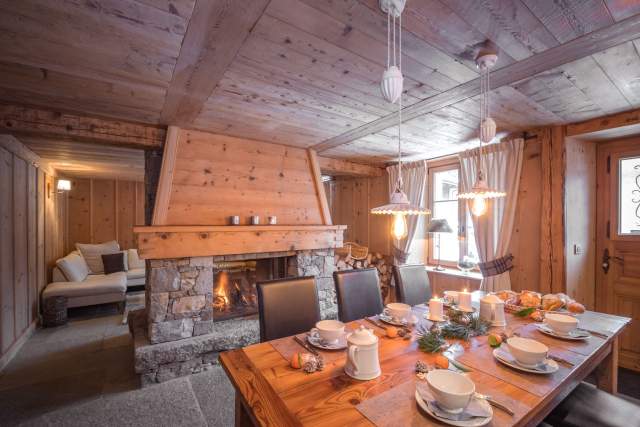 Location Paccard by Hermitage · Salle à manger · Maison &amp; Appartements au centre de Chamonix