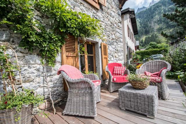 Location Paccard by Hermitage · Salon de Jardin · Maison &amp; Appartements au centre de Chamonix